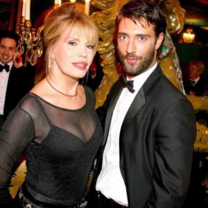 amanda-lear-est-une-vieille-femme-cougar