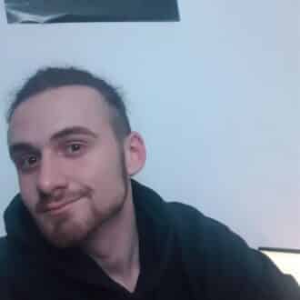 Jeune homme cherche femme mûre ronde à Reims pour moments coquins