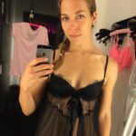 Cougar prof de yoga de 50 ans à Bordeaux en tenue moulante