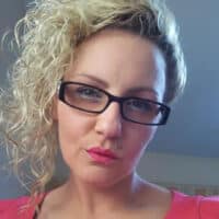 Cougar sexy de Lille au look secretaire 
